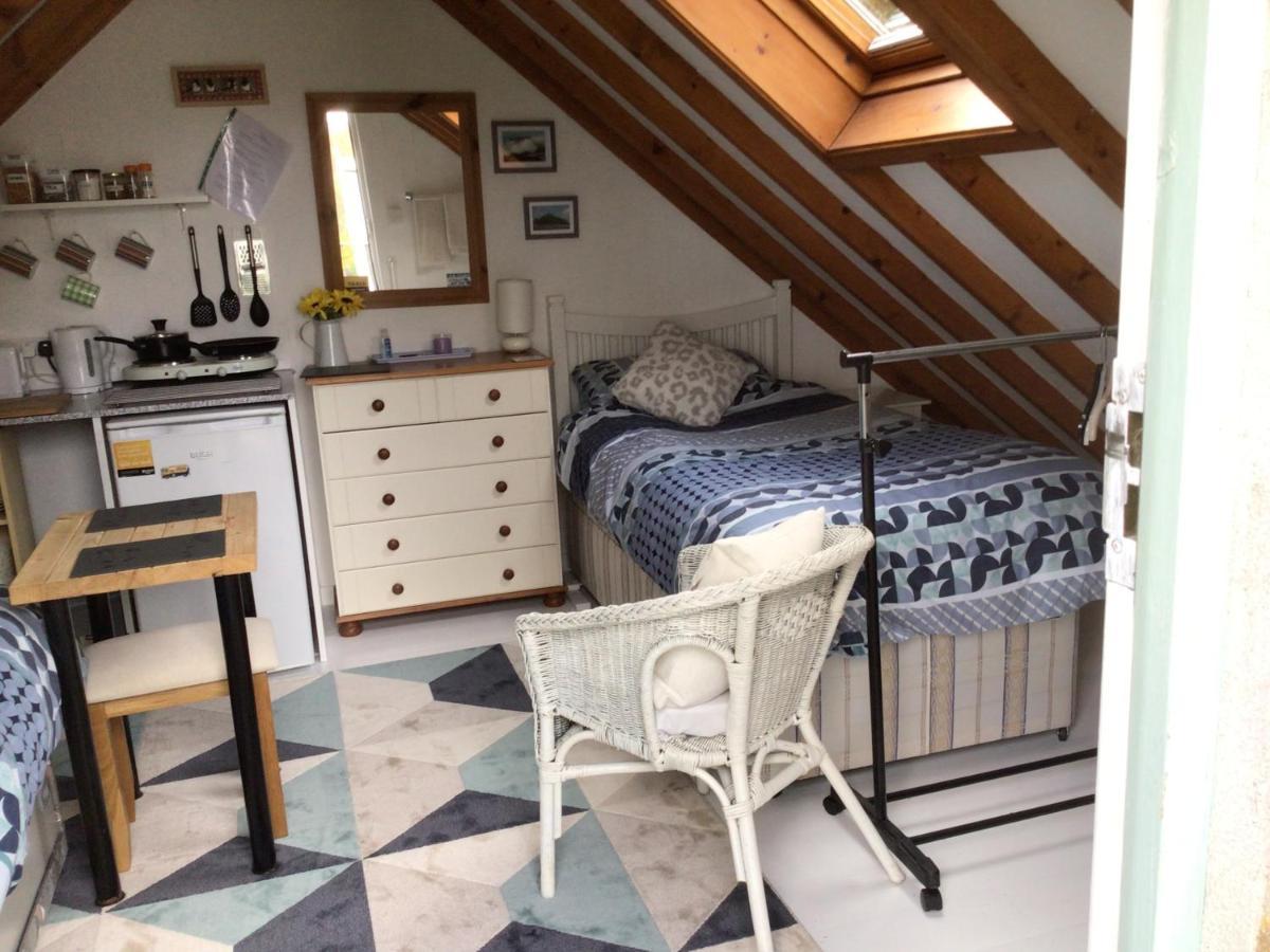 Cozy Camborne Studio Retreat With Two Single Beds Exterior photo