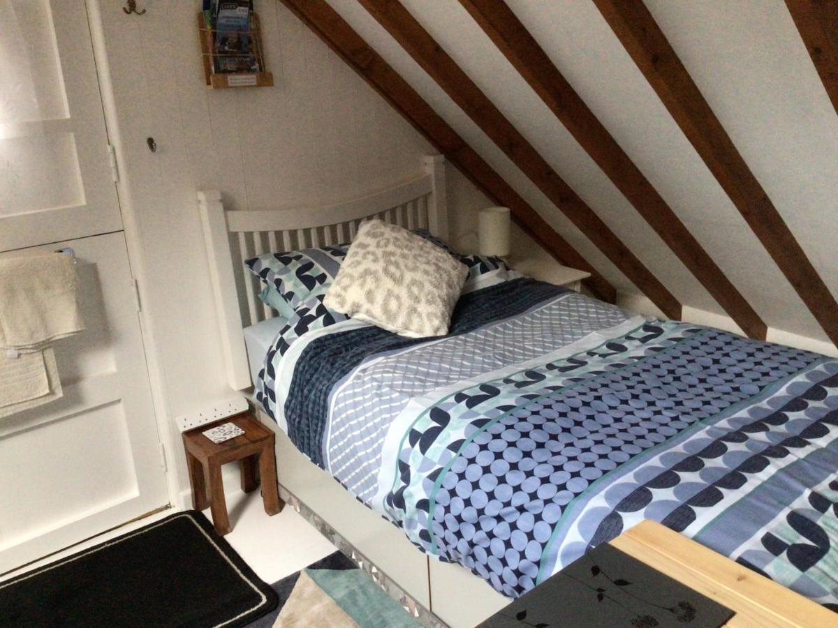 Cozy Camborne Studio Retreat With Two Single Beds Exterior photo